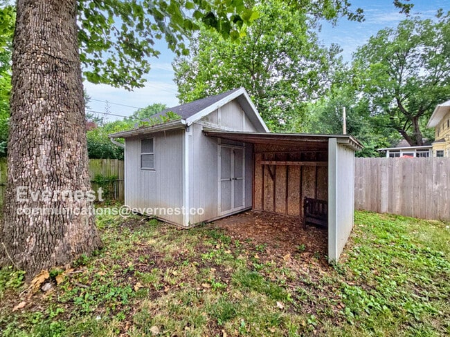 Building Photo - Lovely 3-Bedroom Home with 2-Car Garage / ...