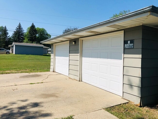 Building Photo - 2 Bedroom Duplex