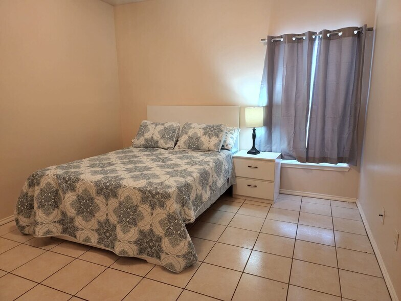 Building Photo - 3810 W Sarah Evans