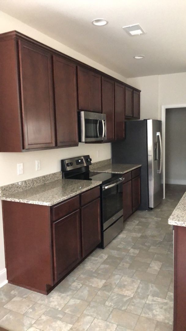 Building Photo - 3BR  2.5BA TOWNHOME