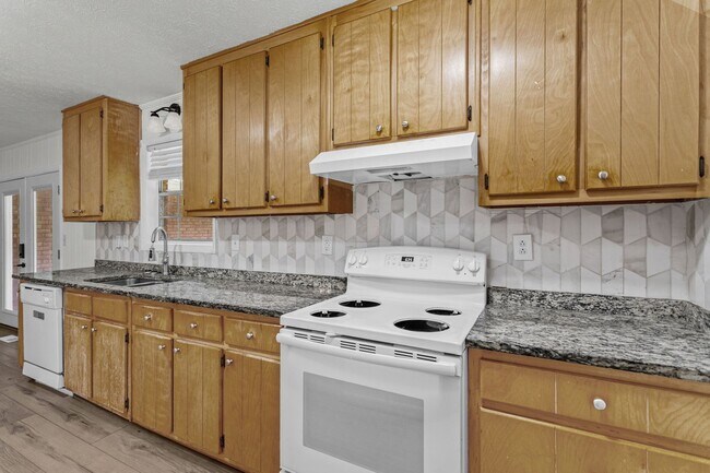Building Photo - 6096 Hillpine Dr