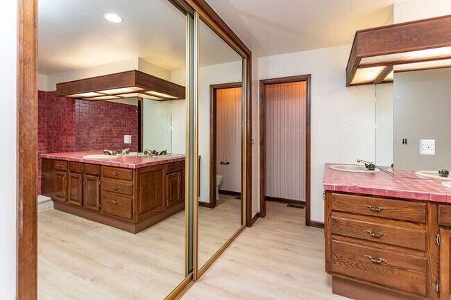 Building Photo - Charming home with Golf Course Views!!!