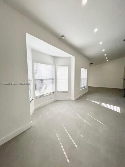 Building Photo - 4962 SW 32nd Way