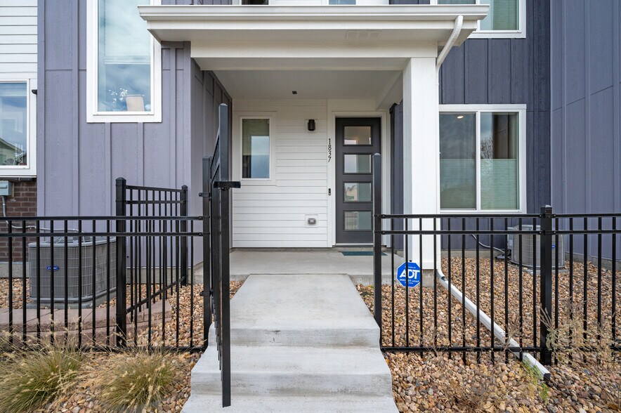 Building Photo - 1837 S Poplar Ct