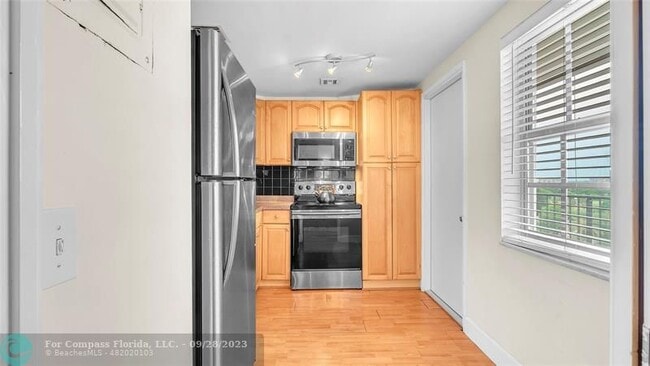 Building Photo - 3150 N Palm Aire Dr