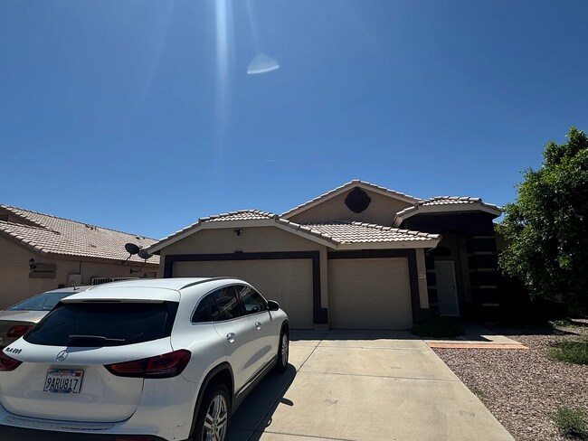 Building Photo - 8937 W Lone Cactus Dr