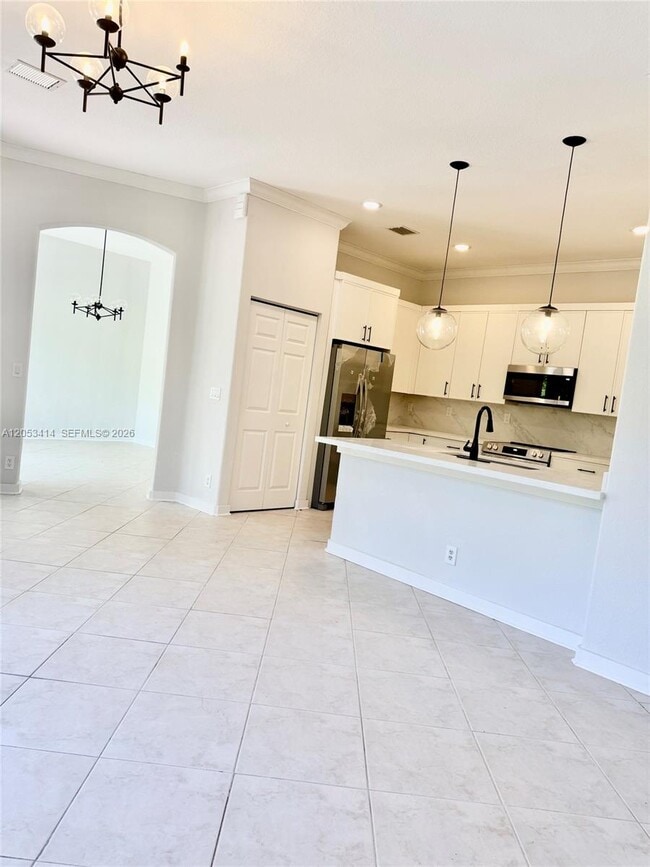 Building Photo - 4946 SW 38th Way