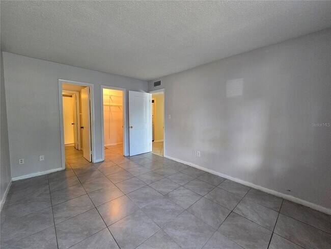 Building Photo - 561 Fairways Cir