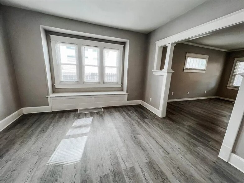 Building Photo - 336 N Riley Ave