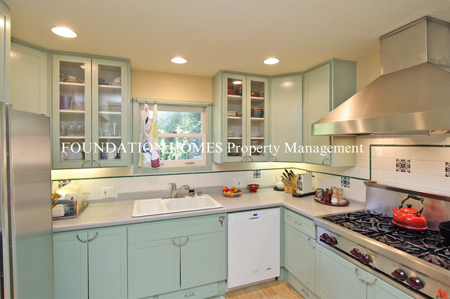 Building Photo - Boyle Park 4BD+/3.5BA, Close to town!  Gue...