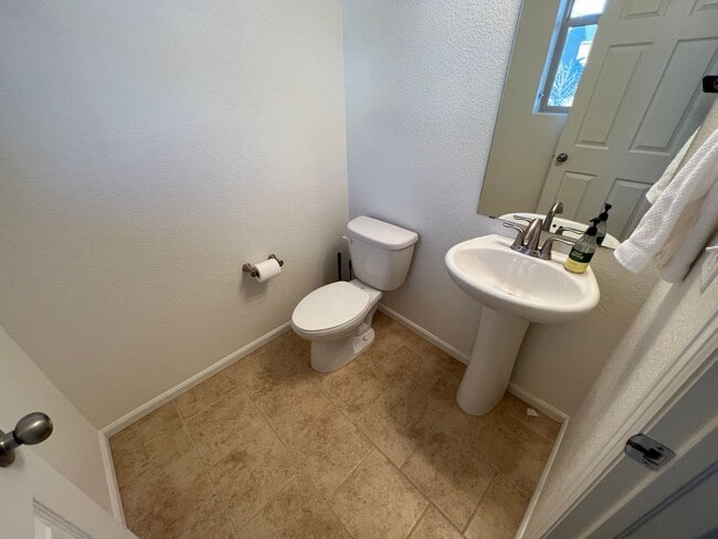 Building Photo - 4 Bed 4 Bath Home in Banning Lewis Ranch