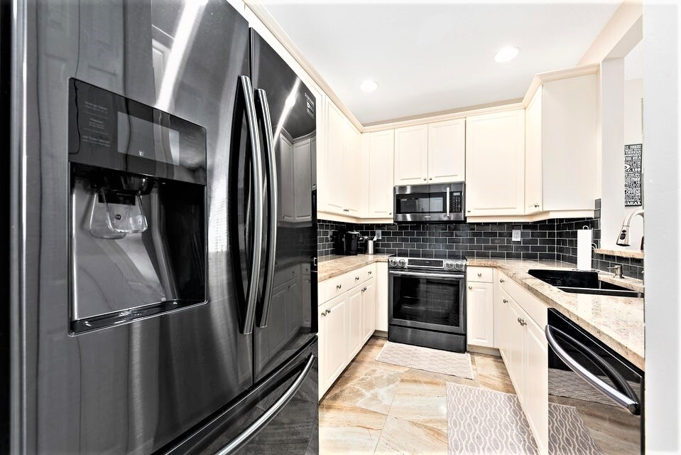Kitchen-2nd Floor - 4321 Savannah Bay Pl
