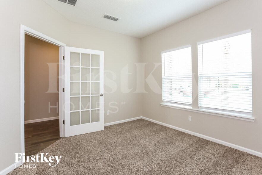 Building Photo - 1300 Kendall Dr