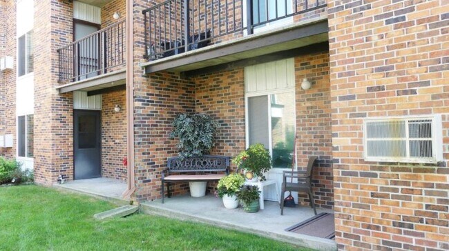 Building Photo - Arrowhead Apartments