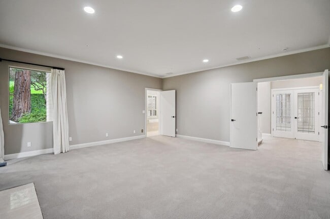 Building Photo - 651 Manresa Ln