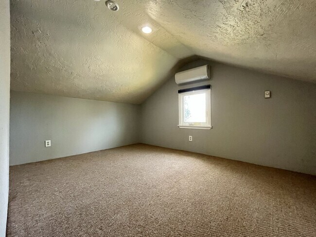 Building Photo - Charming St. Johns Bungalow with Fireplace, Bonus Space & Large Backyard