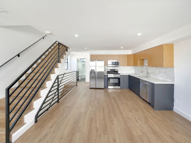 Building Photo - Massive 4 & 5 Bed Luxury Townhomes