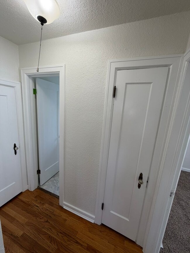 Building Photo - Charming 3 Bedroom with a Large Fenced Yard!