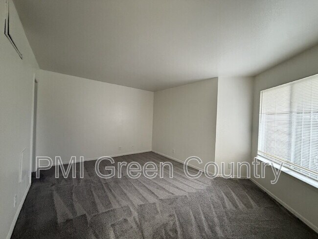 Building Photo - 6639 S Victor Ave