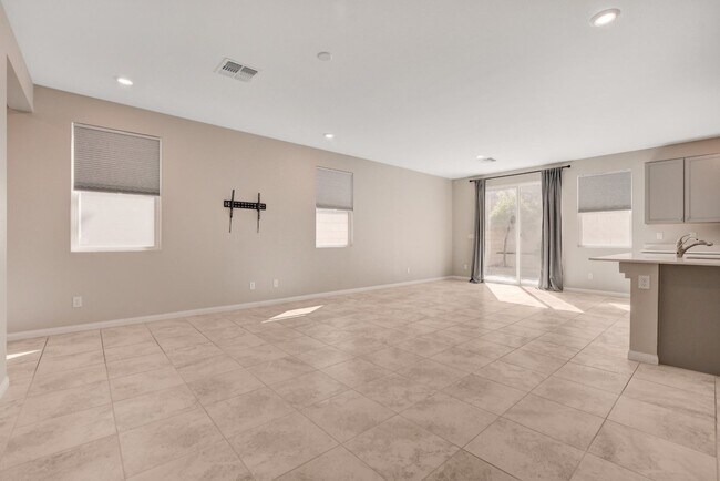 Building Photo - Gorgeous 4 Bedroom, 2 Story Home in SW/Mou...