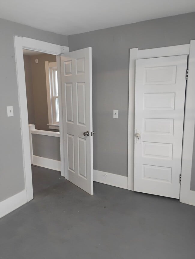 Building Photo - 554 Lucas St