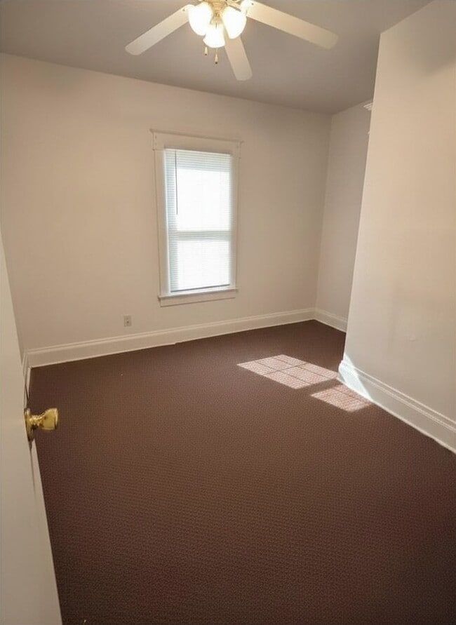 Building Photo - Spacious 3 bedroom, 1 bathroom House