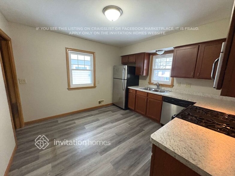 Building Photo - 4240 6th St NE