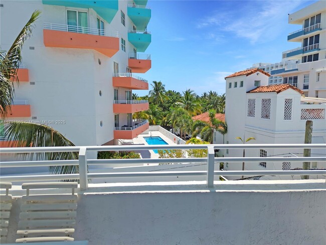 Building Photo - 225 Collins Ave