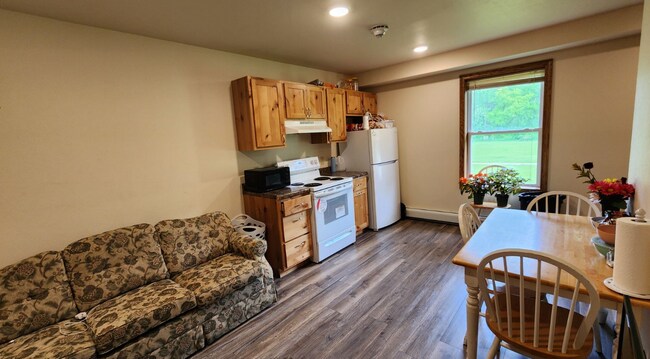 Building Photo - 1 Bedroom, 1 Bath Apartment- All utilities...