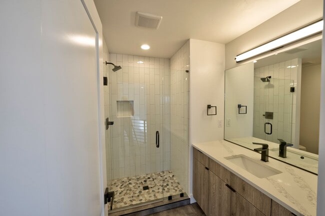 Building Photo - 2580 N W Awbrey Point Cir