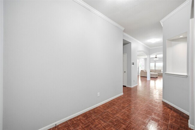 Building Photo - 1707 E Highlands Crossing