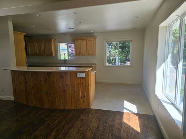 Building Photo - 3130 S River Rd