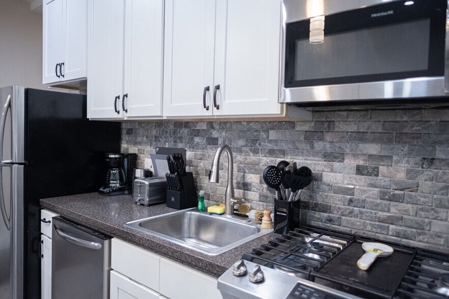 Building Photo - 245 W 113th St