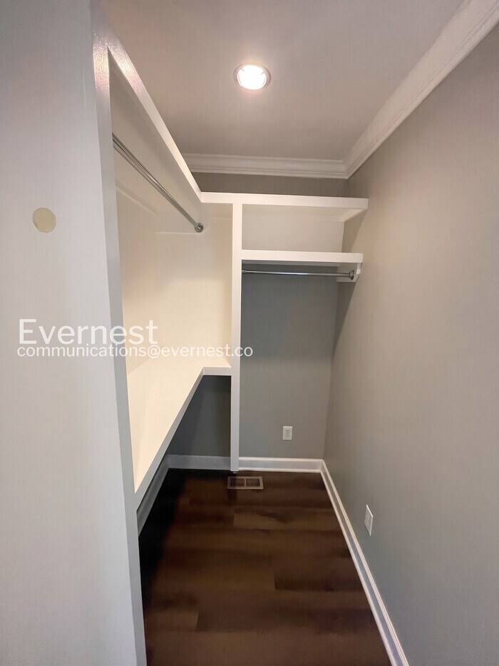 Building Photo - 2249 Maplecrest Dr