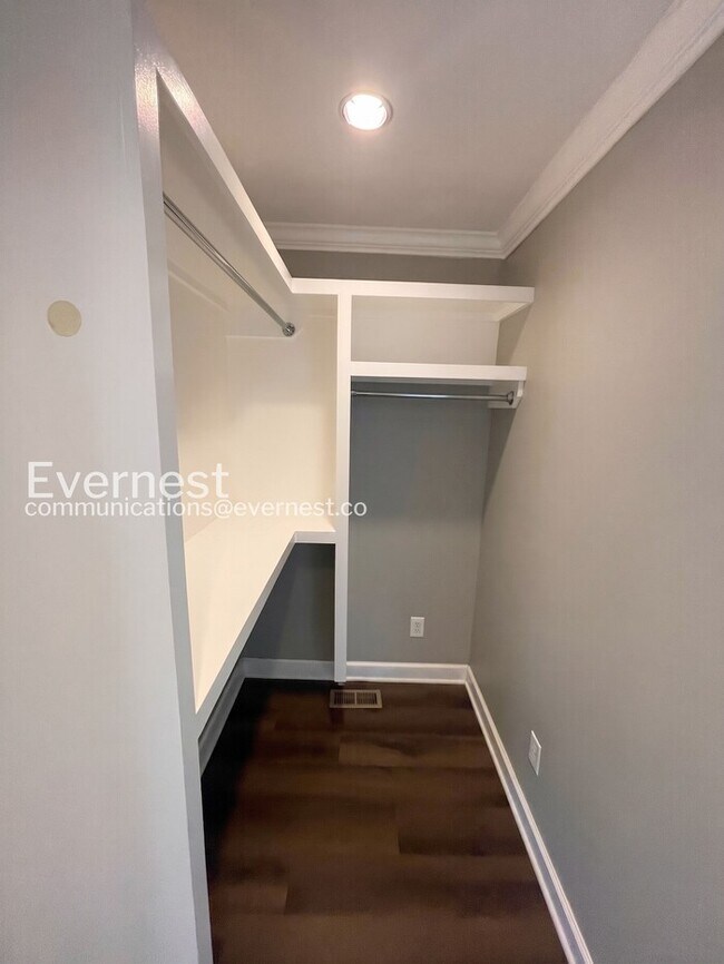 Building Photo - 3 Bed/2 Bath Home with Off-Street Parking / Pet-Friendly / Available Now!