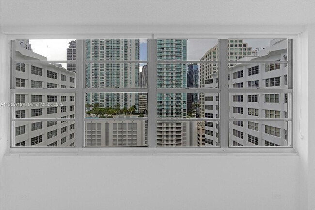 Building Photo - 905 Brickell Bay Dr