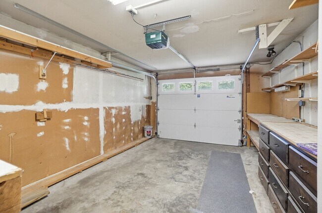 Building Photo - Three Bedroom Home with Great Outdoor Entertainment Space!