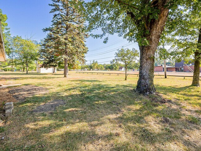 Building Photo - Freshly Updated 3-Bedroom Home in Farmington Hills!