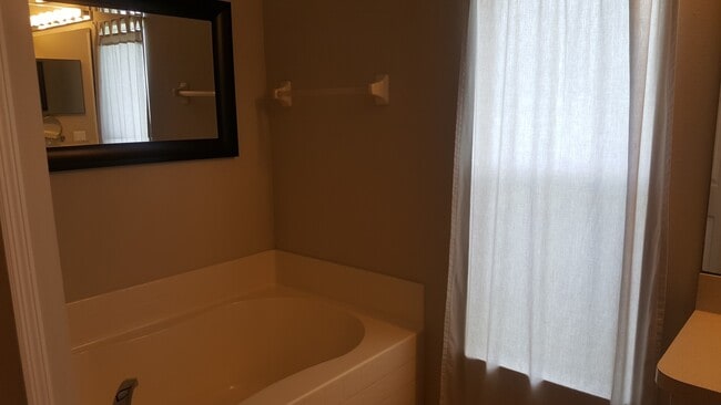 Building Photo - 3 bedroom 2 bath home