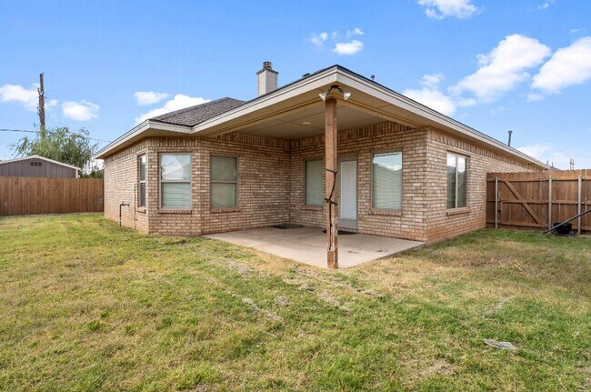 Building Photo - 4 bed 2 bath in North Pointe now available