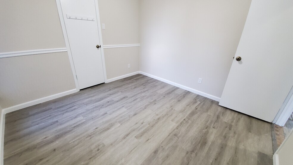 Building Photo - 2042 Magill St