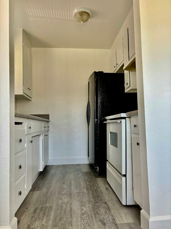 Building Photo - 1331 Pinetree Dr