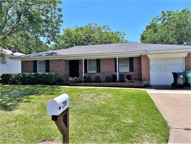 Building Photo - 720 Chisholm Trail