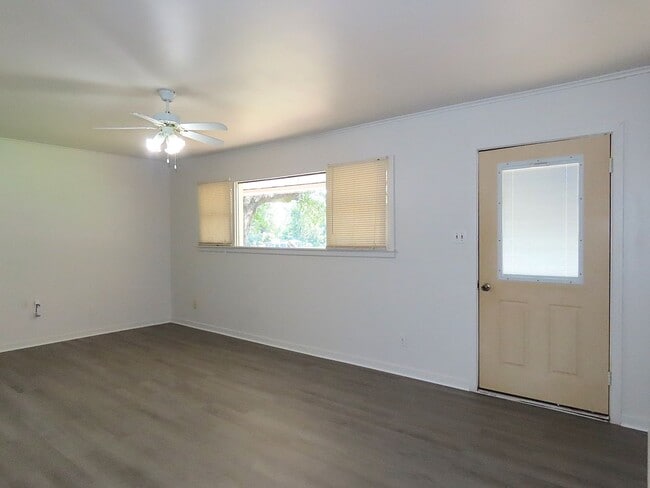Building Photo - Lindale ISD, Spacious 3 Bedroom, 1 Bath House