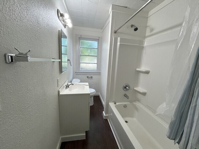 Building Photo - 607 W Center Ave