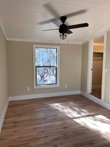 Large bedroom - 1565 Pump Station Rd