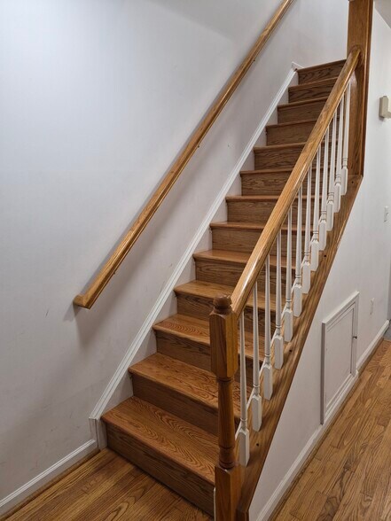 Stairs - New Hardwood - 432 Oakdale Pl NW