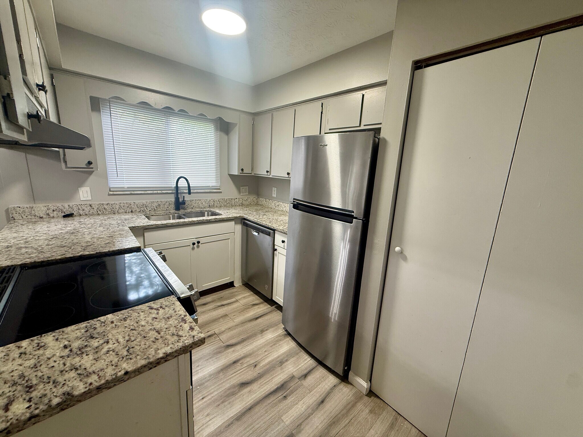 Building Photo - 5584 Chatford Dr