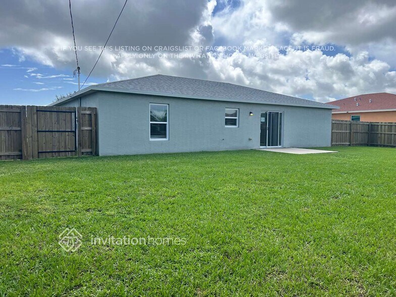 Building Photo - 426 NW Airoso Blvd
