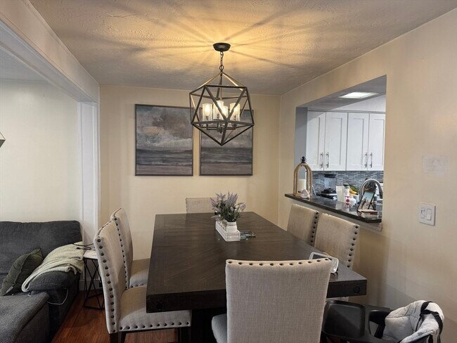 Building Photo - 909 Pleasant St